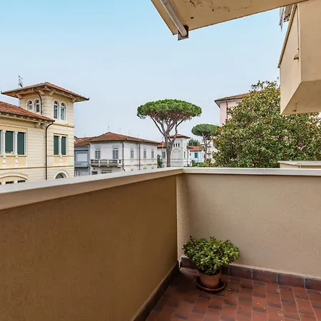 Guesthost - Garden With Balcony! * Viareggio