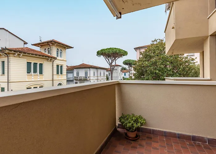 Guesthost - Garden With Balcony! * Viareggio